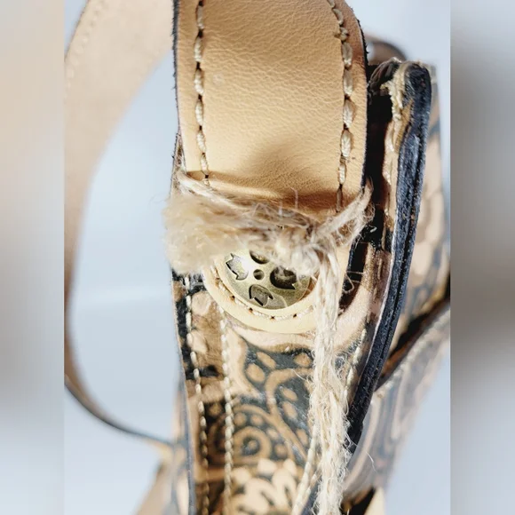 NWT-🤎-Patricia Nash Leather- Italian Folklore Stamped Messenger Cross Body Bag - Picture 9 of 13